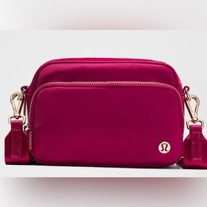 Lululemon Everywhere Crossbody Bag 2l Metal Hardware Berry Rumble/Gold